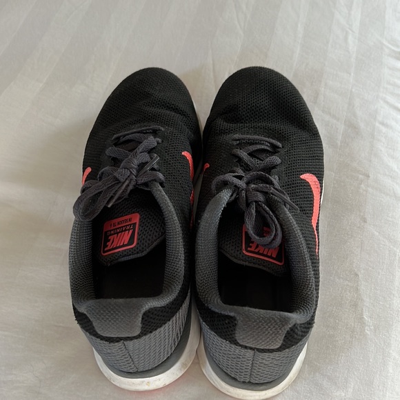 Nike shoes - Picture 2 of 3